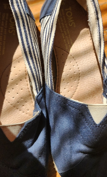✨️🍁🍂✨️TOMS slip on shoes. Navy with navy/white stripe. Size 8 - Picture 7 of 11